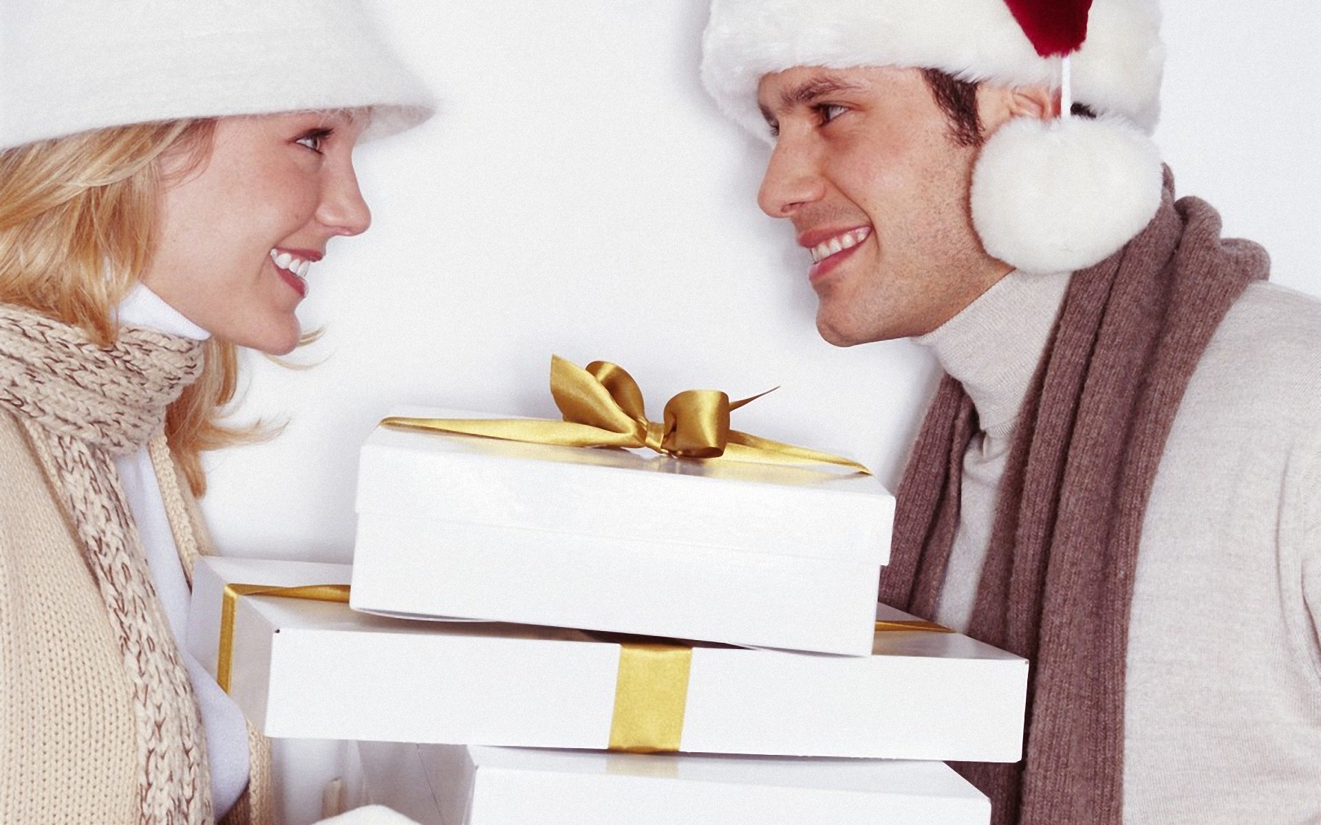 Подарки обсуждение. Человек дарит подарок. Дарим подарки. Девушка дарит подарок. Что дарить на новый год.